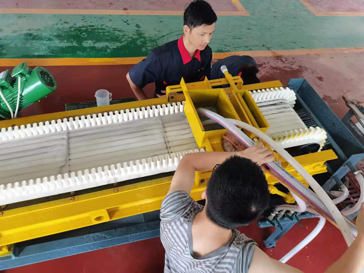 Лабораторный магнитный сепаратор ленточного типа Лабораторный магнитный сепаратор ленточного типа