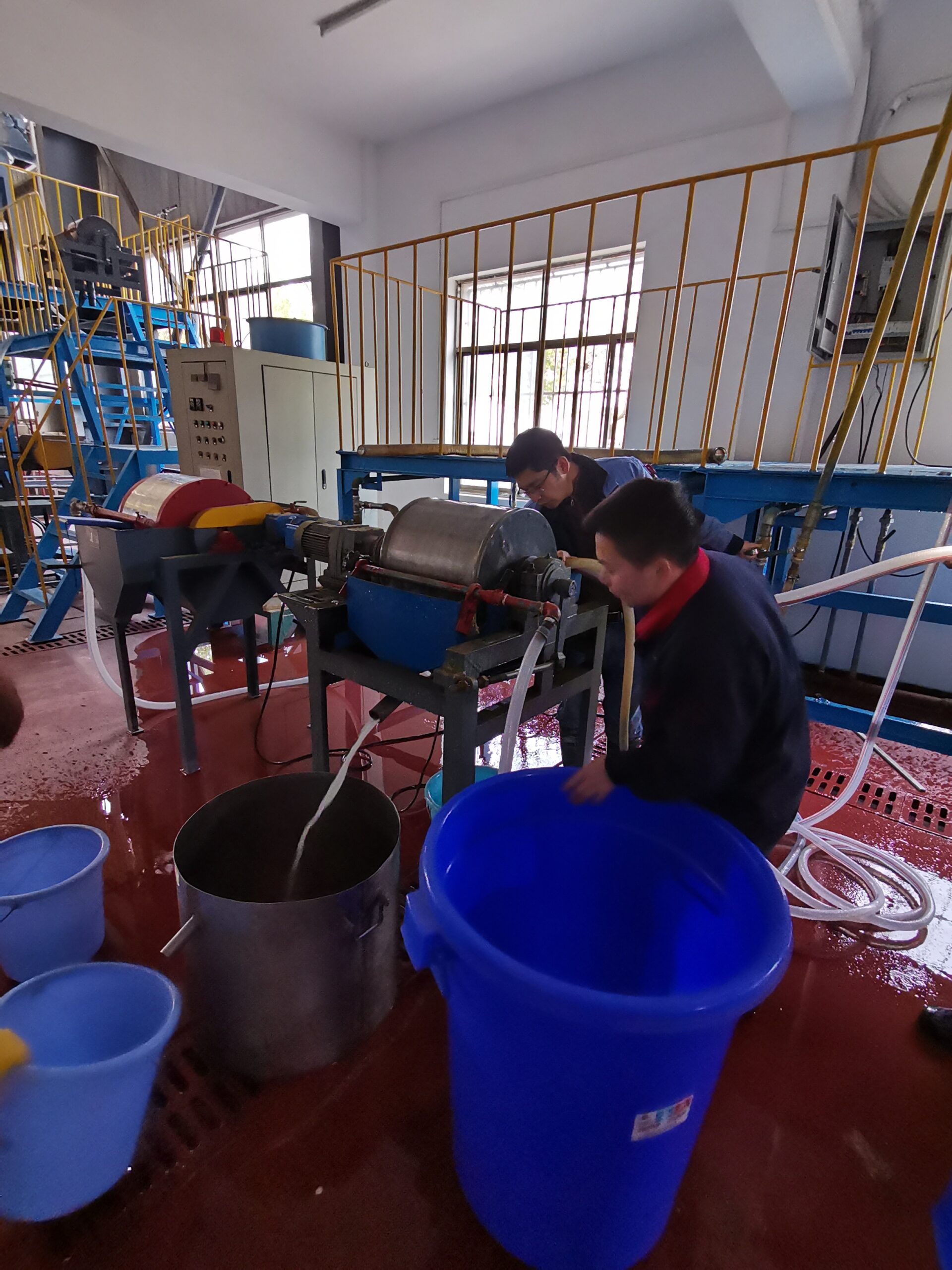 Лабораторный сепаратор с мокрым барабаном и постоянным магнитом LIMS Лабораторный сепаратор с мокрым барабаном и постоянным магнитом LIMS