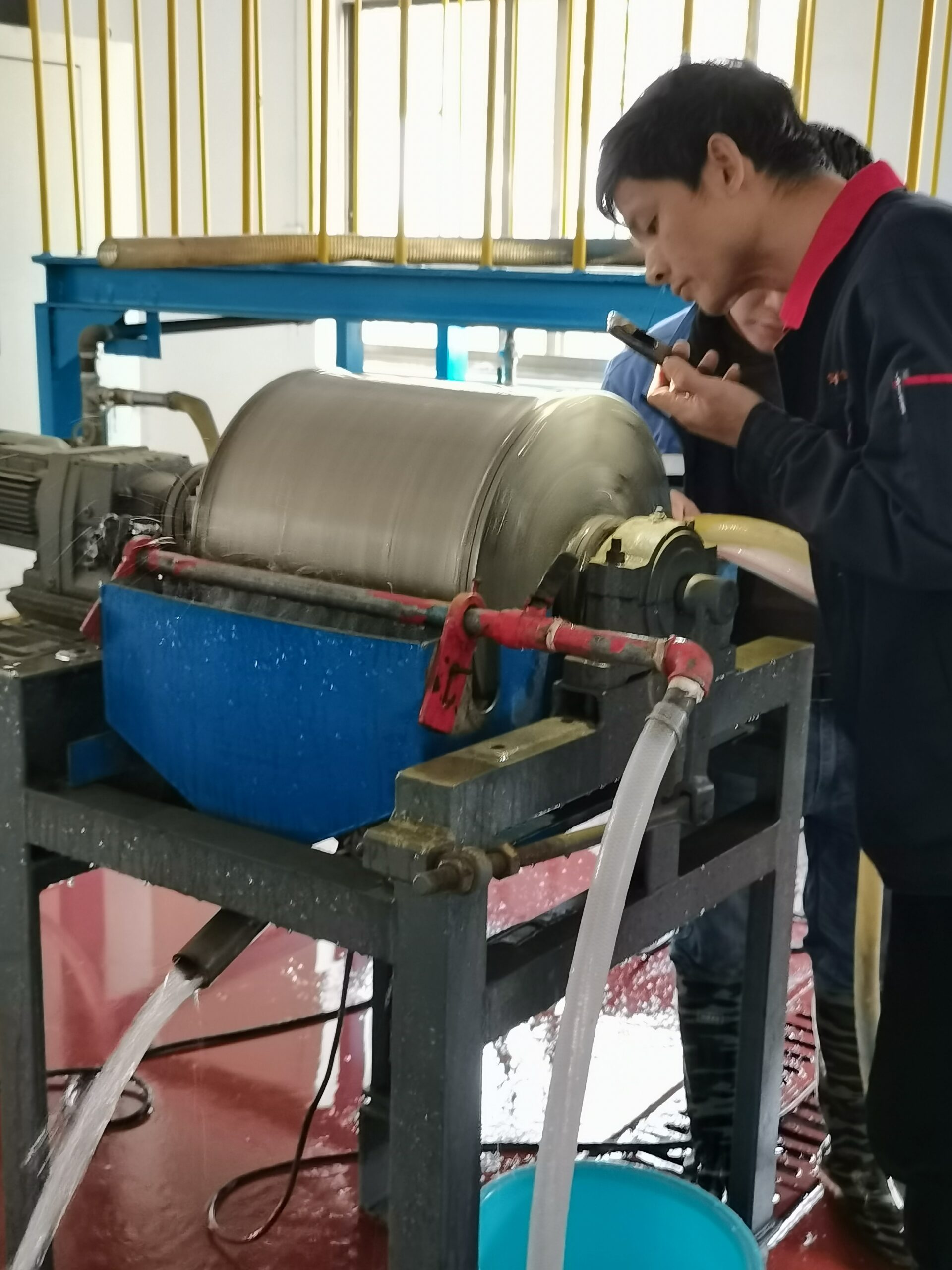 Лабораторный сепаратор с мокрым барабаном и постоянным магнитом LIMS Лабораторный сепаратор с мокрым барабаном и постоянным магнитом LIMS